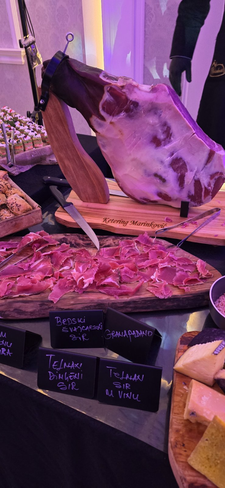 Detaljni detalj postavke na stolu