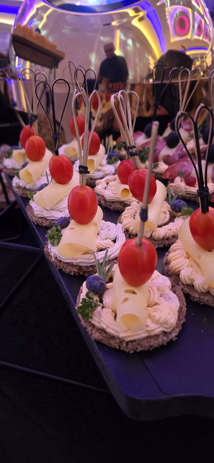 Klasican stolnjak i detalji ambijenta